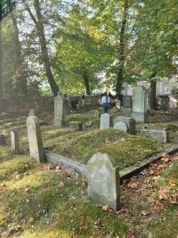 Uczniowie i nauczyciele z Zespołu Szkół uporządkowali żydowski cmentarz w mieście [FOTO]